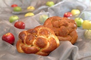round challahs with apples